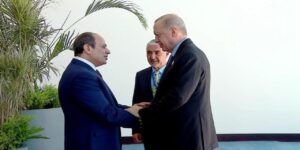 erdogan misirda sisi karsiladi Z2iG2KUu.jpg