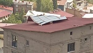 meteoroloji uyarmisti firtina catilari ucurdu xntcV7m5.jpg
